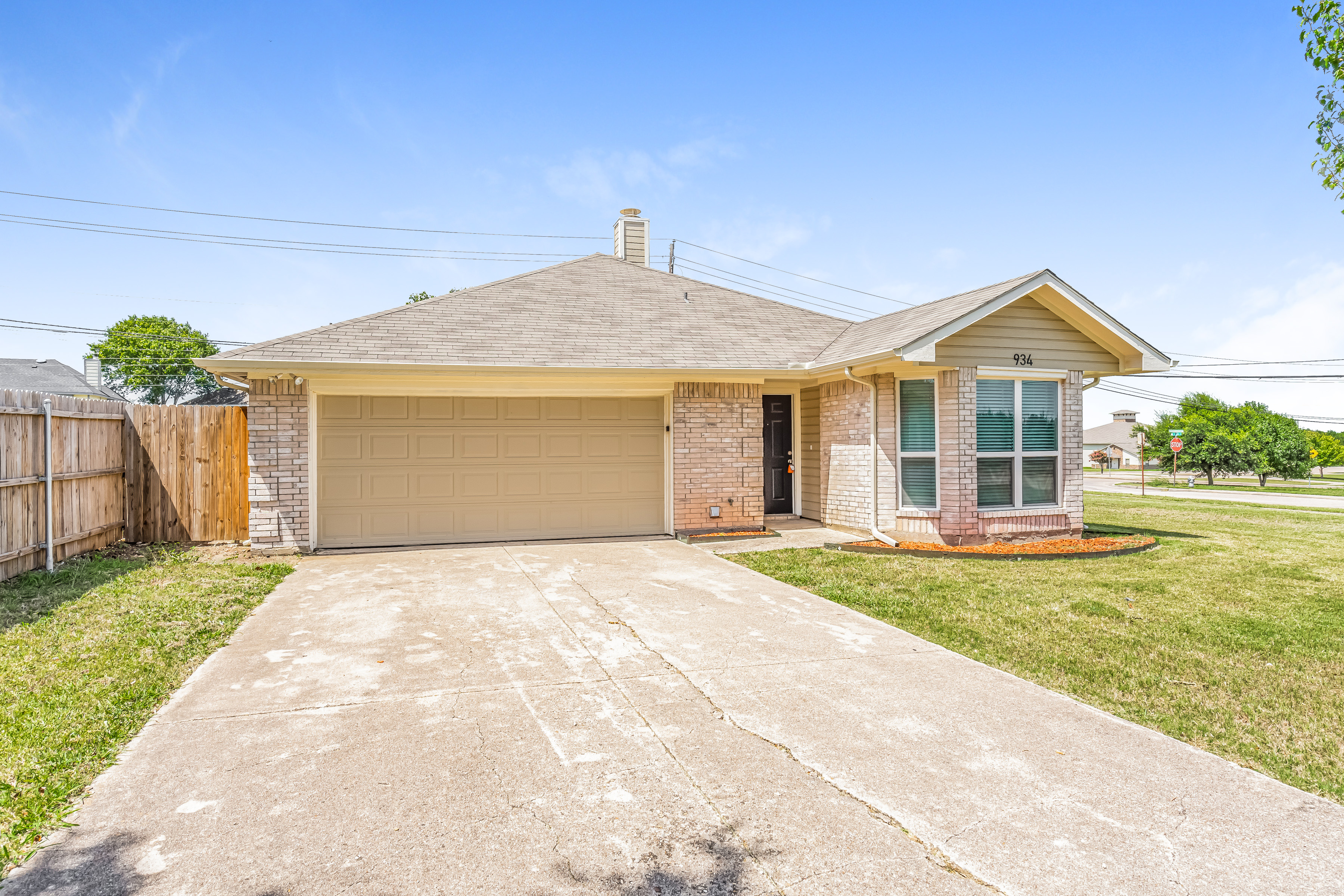 934 Simon Dr Cedar Hill, TX 75104
